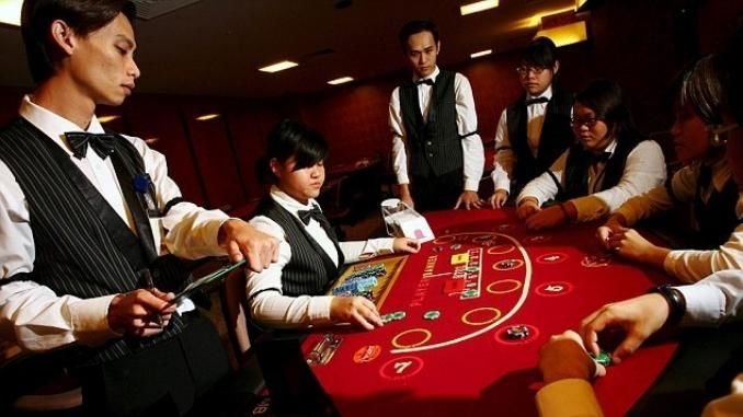 Работники онлайн казино играть в карты 10000